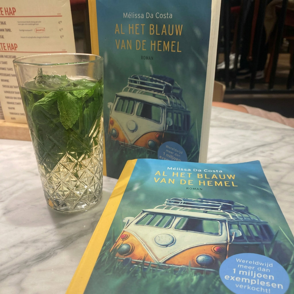 Het boek Al het blauw van de hemel met een verse muntthee op tafel