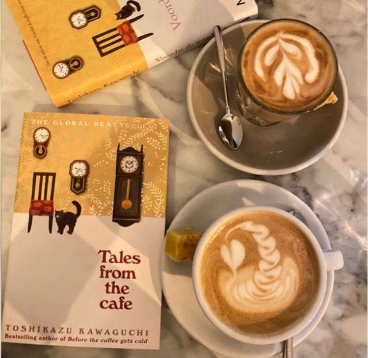 Twee koffies en twee boeken op een marmeren tafel